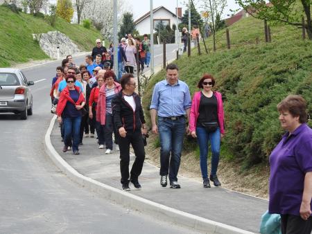 Pohod po novozgrajenih pločnikih 64